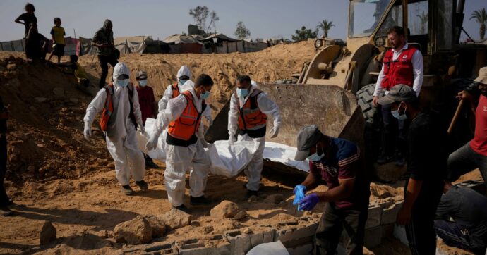 “Corpi di palestinesi sepolti nella sabbia dalle ruspe Idf”