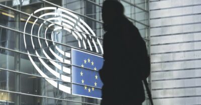 Copertina di The italian job: il Belpaese che esporta scandali in Unione Europea