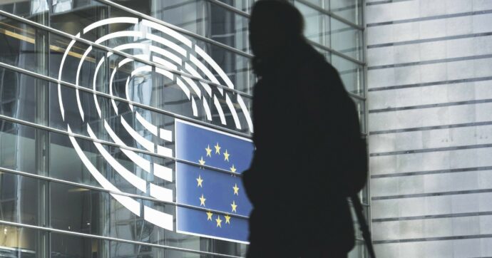 Copertina di The italian job, il Bel Paese degli scandali in Ue: politici e lobbisti coinvolti quasi sempre italiani