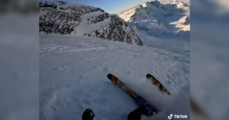 Copertina di Paura per uno sciatore: provoca una valanga mentre fa una discesa fuoripista. Il rischio ripreso in soggettiva