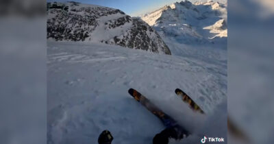 Copertina di Paura per uno sciatore: provoca una valanga mentre fa una discesa fuoripista. Il rischio ripreso in soggettiva