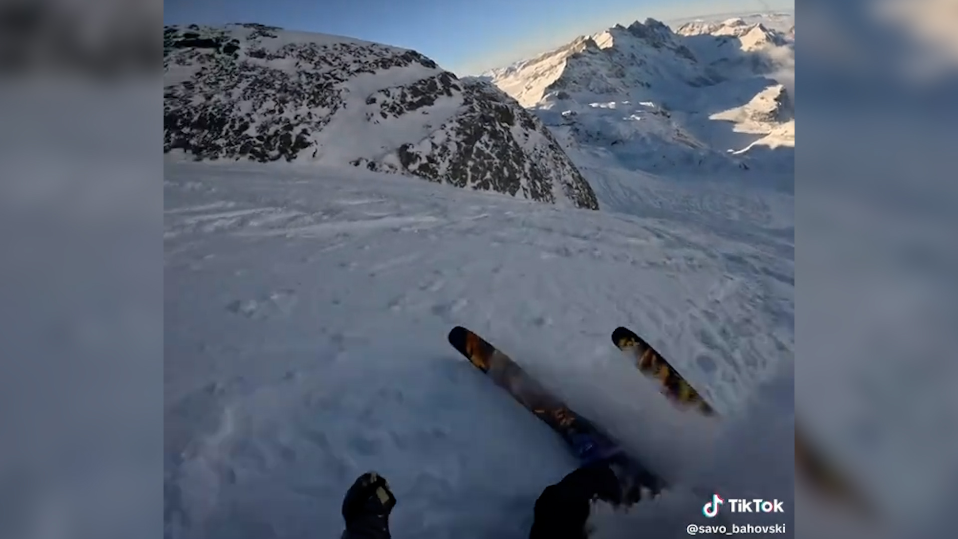 paura per uno sciatore provoca una valanga mentre fa una discesa fuoripista il rischio ripreso in soggettiva