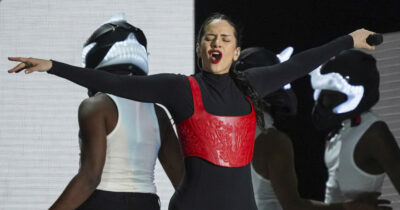 Copertina di Il fenomeno Rosalia torna live in Italia: ecco quando si esibirà, dove e la vendita dei biglietti