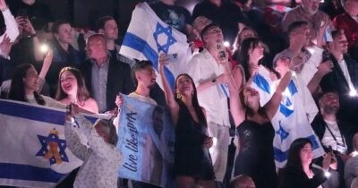 Copertina di Eurovision, ok alla partecipazione di Israele. Spagna, Irlanda, Olanda e Slovenia annunciano il boicottaggio per protesta