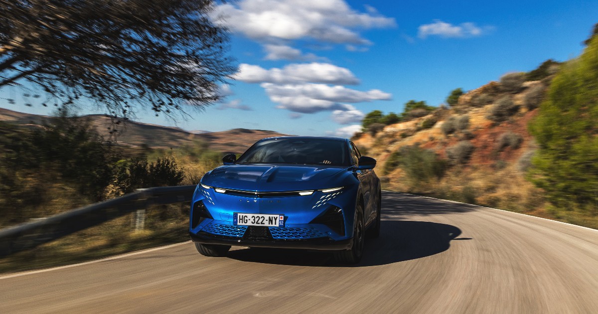 Alpine A390 GT, la prova de Il Fatto.it – Tre motori elettrici e tanta precisione su strada – FOTO Alpine A390 GT, la prova de Il Fatto.it – Tre motori elettrici e tanta precisione su strada – FOTO