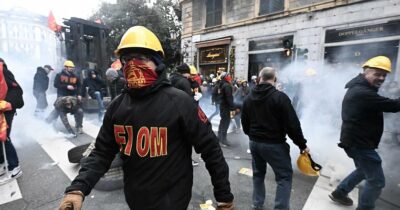 Copertina di Ilva, tensione al corteo di Genova: la polizia spara lacrimogeni sugli operai. Occupata la stazione di Brignole