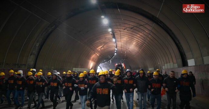 Il corteo degli operai Ilva a Genova, le tensioni con la polizia e la stazione occupata: “Non saremo complici del governo” | Video