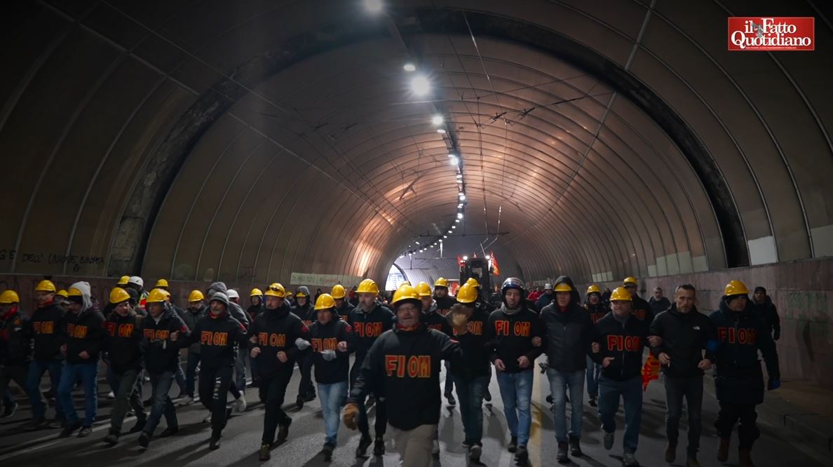 Il corteo degli operai Ilva a Genova, le tensioni con la polizia e la stazione occupata: “Non saremo complici del governo” | Video