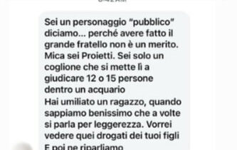 Copertina di “Sei solo un co****ne. Vorrei vedere quei drogati dei tuoi figli”: Ascanio Pacelli travolto da un hater minaccia di denunciarlo