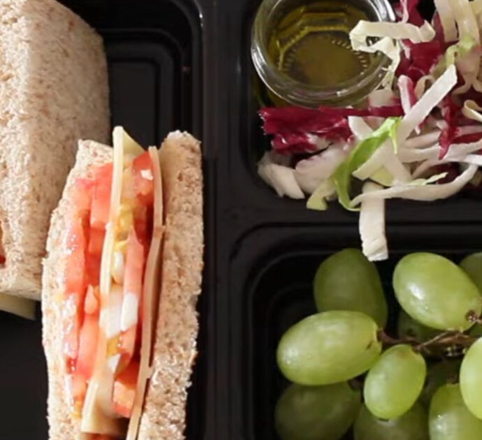 La “schiscetta” rende “ricchi”: il pranzo da casa permette di risparmiare oltre 3.000 euro all’anno