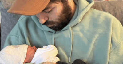 Copertina di “Per favore non piangere”: Riccardo Zanotti dei Pinguini Tattici Nucleari annuncia di essere diventato papà. Il nome della mamma è top secret