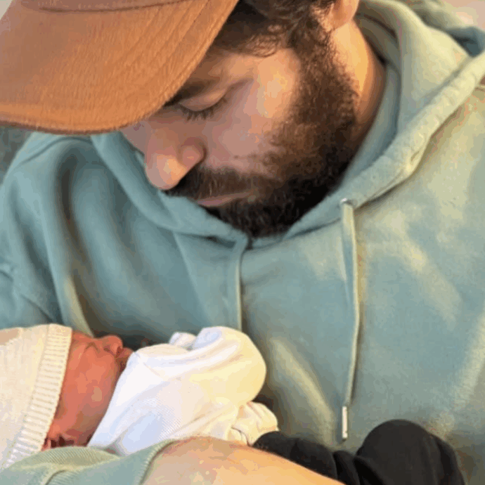 “Per favore non piangere”: Riccardo Zanotti dei Pinguini Tattici Nucleari annuncia di essere diventato papà. Il nome della mamma è top secret