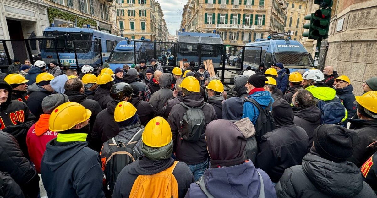 Ilva, tensione al corteo di Genova: la polizia spara lacrimogeni sugli operai
