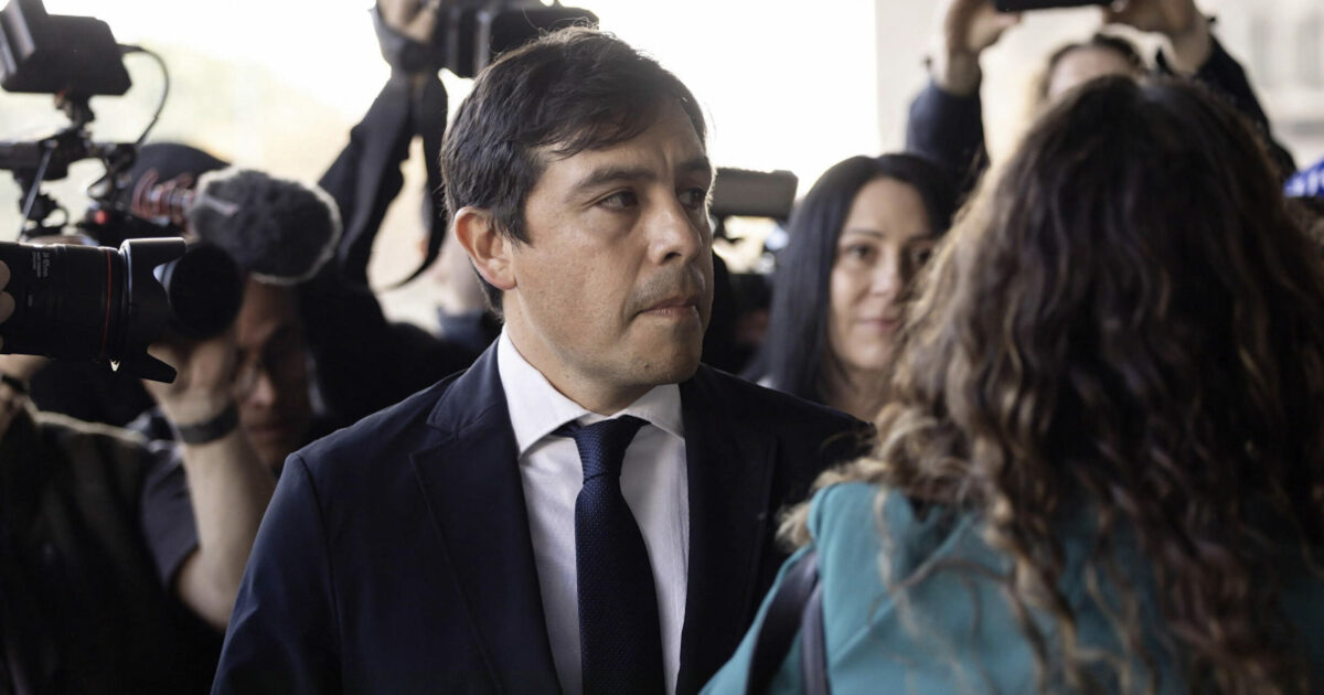 Il medico che ha venduto la ketamina alla star di “Friends” Matthew Perry condannato a 2 anni e mezzo di prigione. Salvador Plasencia si è dichiarato colpevole