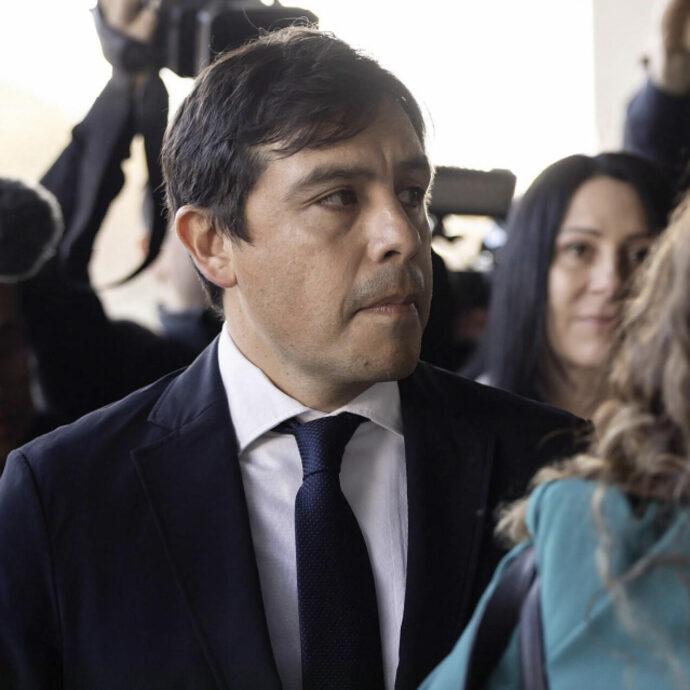 Il medico che ha venduto la ketamina alla star di “Friends” Matthew Perry condannato a 2 anni e mezzo di prigione. Salvador Plasencia si è dichiarato colpevole