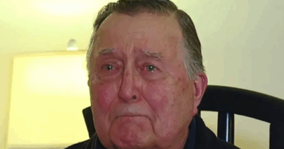 Copertina di “Ho 88 anni, ho perso la pensione e lavoro otto ore al giorno in un supermercato”: racconta la sua storia a un famoso influencer e in poche ore gli arrivano donazioni per oltre un milione di euro