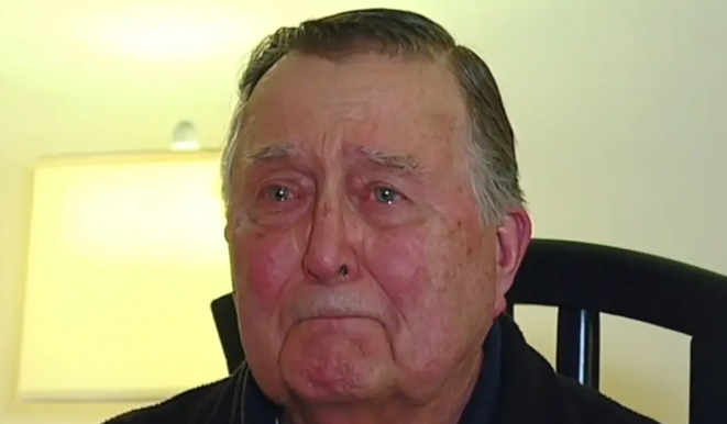 ho 88 anni ho perso la pensione e lavoro otto ore al giorno in un supermercato racconta la sua storia a un famoso influencer e in poche ore gli arrivano donazioni per oltre un milione di euro