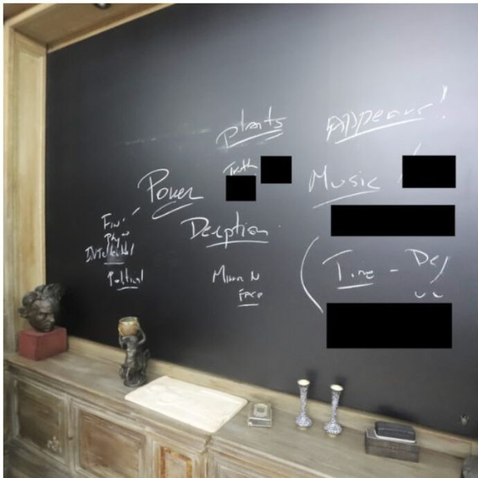 “Uno sguardo inquietante”: la poltrona da dentista con i trapani, la grande lavagna con i nomi delle donne e le maschere alle pareti, ecco le foto choc della casa di Epstein