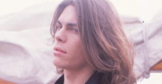 Bellissimo e “maledetto”: Gianluca Grignani trent’anni fa spettinava Sanremo con “Destinazione Paradiso”. L’album ha ridefinito il concetto di cantautore e popstar