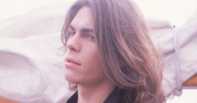 Copertina di Bellissimo e “maledetto”: Gianluca Grignani trent’anni fa spettinava Sanremo con “Destinazione Paradiso”. L’album ha ridefinito il concetto di cantautore e popstar