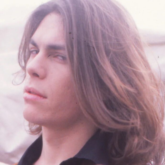 Bellissimo e “maledetto”: Gianluca Grignani trent’anni fa spettinava Sanremo con “Destinazione Paradiso”. L’album ha ridefinito il concetto di cantautore e popstar