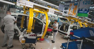 Copertina di Auto, acciaio, industria: tutti i disastri di Urso