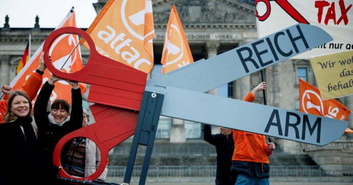 Il Bundestag oggi vota sulla leva volontaria, 60 piazze contro