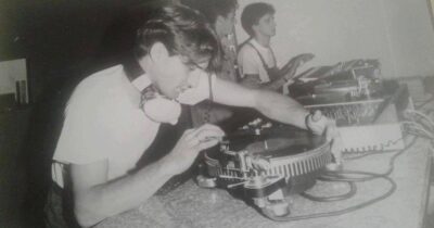 Copertina di È morto dj Mozart, tra i pionieri del clubbing italiano e presenza storica alla Baia degli Angeli di Gabicce