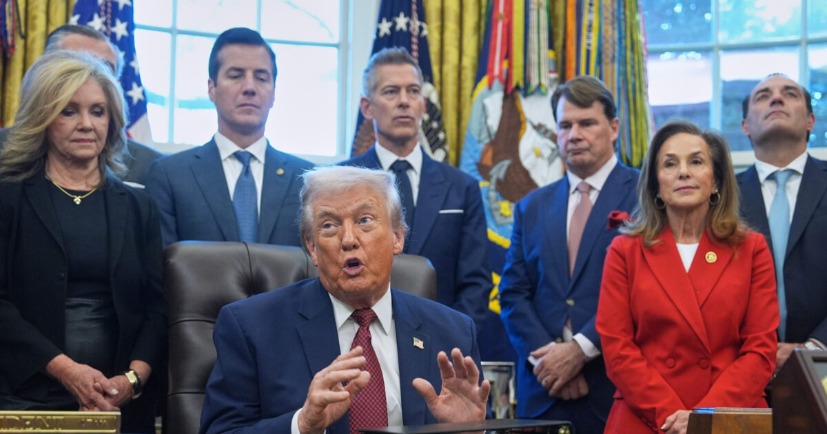 Trump allenta gli standard su emissioni delle auto: “Le regole di Biden un peso ridicolo”. E i costruttori festeggiano