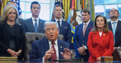 Copertina di Trump allenta gli standard su emissioni delle auto: “Le regole di Biden un peso ridicolo”. E i costruttori festeggiano