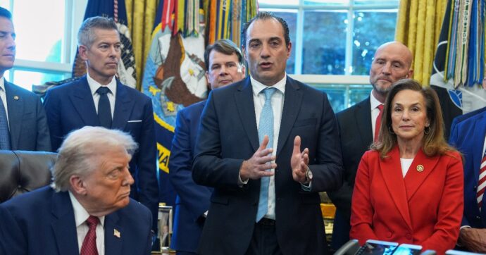 Trump: “Ridicoli gli standard auto voluti da Biden”. E la Casa Bianca alleggerisce i vincoli sulle emissioni