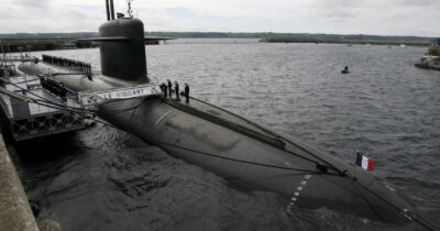 Copertina di Cinque droni sorvolano una base nucleare francese: scatta l’allarme sicurezza. “Effettuati tiri per abbatterli”