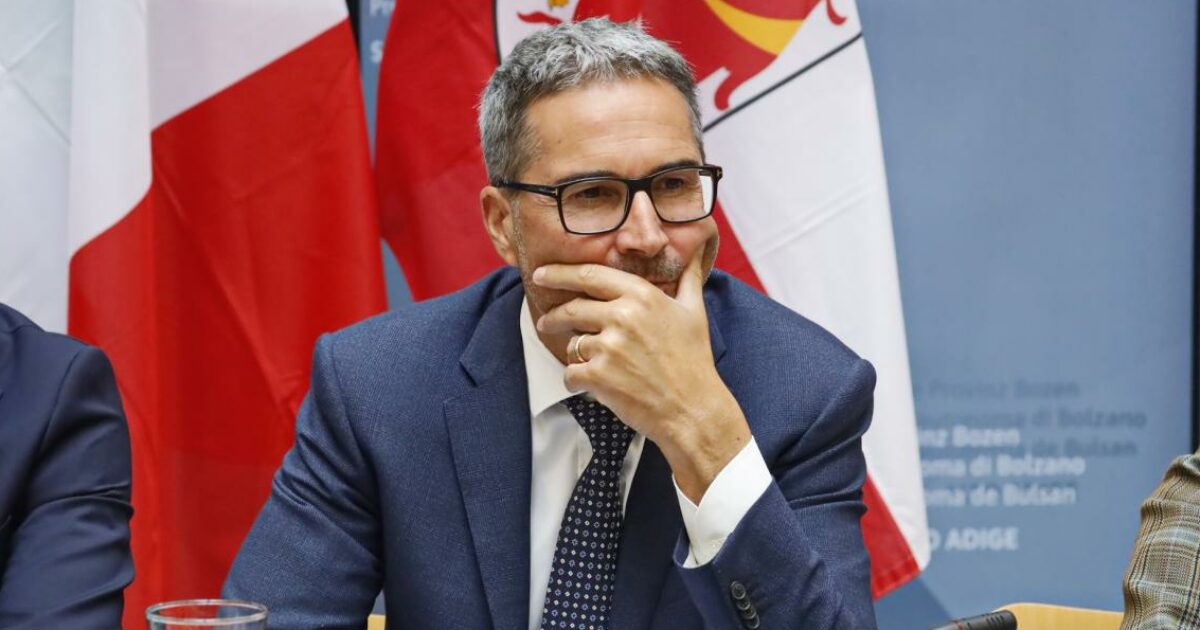 Trentino Alto Adige, la destra in Regione fa aumentare lo stipendio ai consiglieri. Protesta l’opposizione