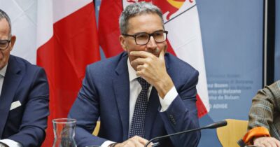 Copertina di Trentino-Alto Adige, la destra in Regione fa aumentare lo stipendio ai consiglieri. Protesta l’opposizione