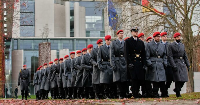 La Germania approva la riforma della leva: domande di adesione volontaria a maschi e femmine. Ma non è esclusa l’obbligatorietà