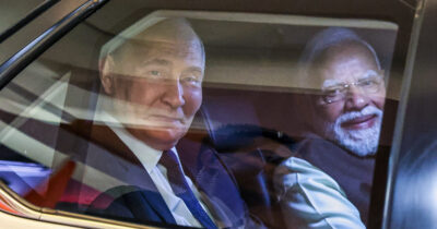 Copertina di Putin in visita da Modi, ma tra Russia e India è un amore di convenienza. Nuova Delhi guarda agli Usa, Mosca rimane legata a Pechino