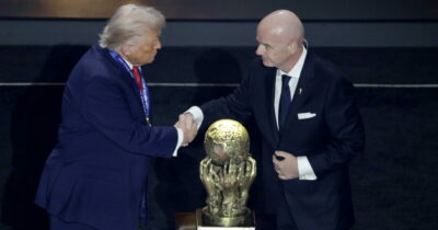 Copertina di Sorteggio Mondiali 2026: Trump riceve da Infantino il premio “Fifa per la pace”. Ora l’urna stabilirà i 12 gironi | La diretta
