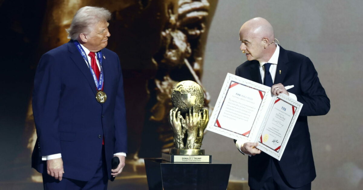 Mondiali, il sorteggio diventa l’omaggio di Infantino a Trump. L’Italia per ora è una X: i play off sono più tosti del futuro girone