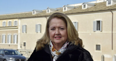 Copertina di Bertolini (Csm) al vertice FdI, condanna di toghe e opposizioni: “Separazione dei poteri a rischio, ecco perché votare No”