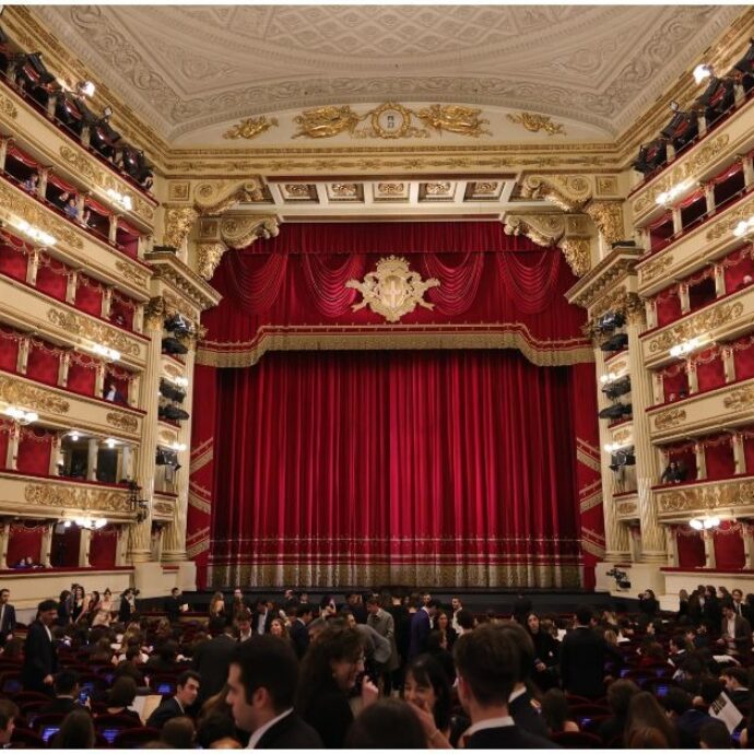 “Siamo abituati ai social, le scene violente viste alla Scala con Lady Macbeth non ci spaventano. Non siamo così impressionabili, men che meno a teatro”: siamo stati alla Primina della Scala e abbiamo raccolto le impressioni dei giovani presenti