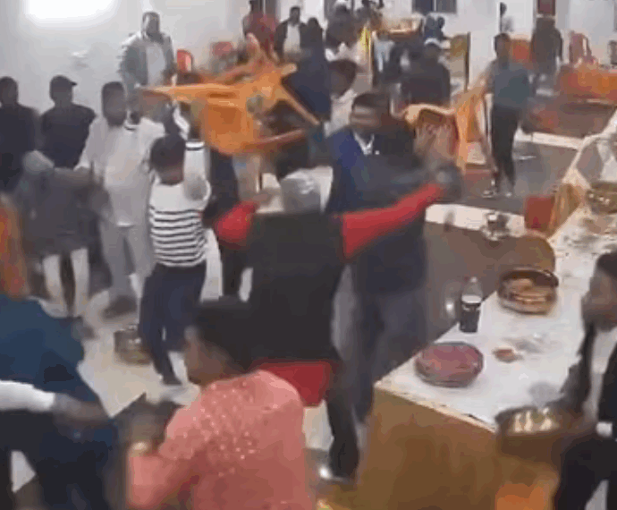 Matrimonio finisce in rissa a colpi di calci e piatti tirati: il motivo? La mancanza di ragsulla, un dolce tipico. E il video fa il giro del web