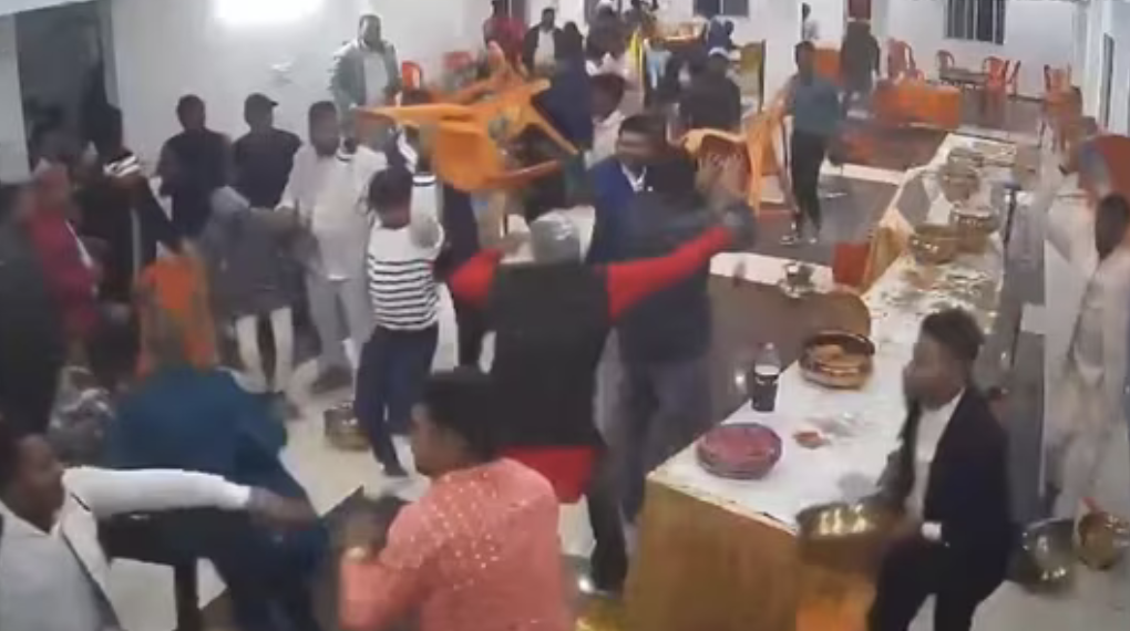 Matrimonio finisce in rissa a colpi di calci e piatti tirati: il motivo? La mancanza di ragsulla, un dolce tipico. E il video fa il giro del web