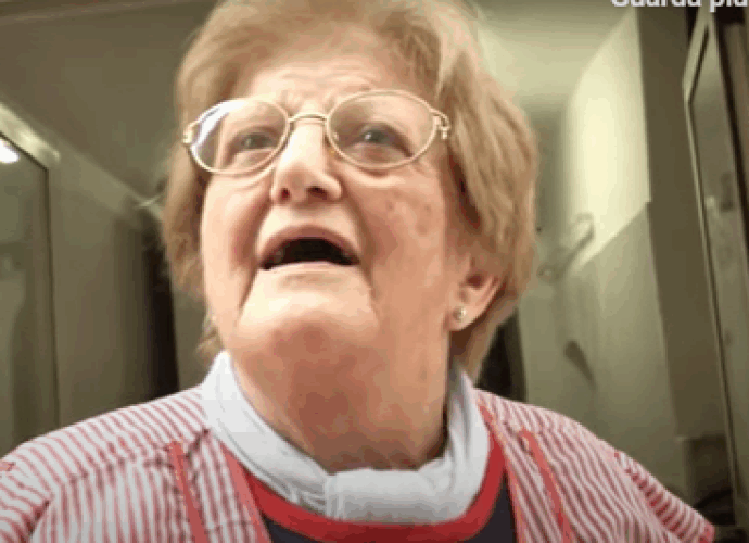 È morta Vittoria Grimaldi, la “signora delle orecchiette” di Bari vecchia diventata una star sui social