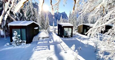 Copertina di “Altro che hotel di lusso”: il glamping conquista l’Italia con bubble room, lodge galleggianti e rifugi panoramici immersi nei paesaggi innevati. La nostra guida