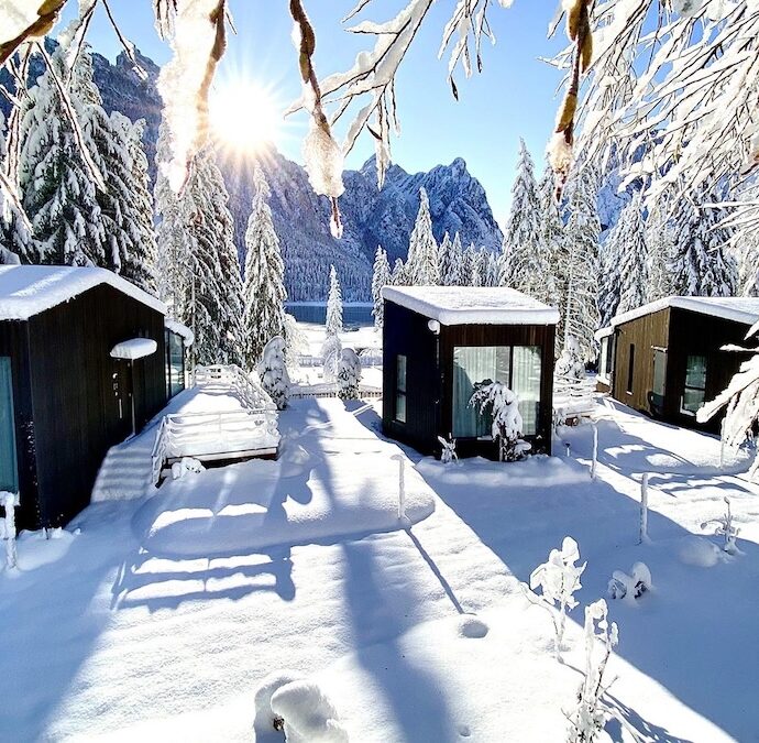“Altro che hotel di lusso”: il glamping conquista l’Italia con bubble room, lodge galleggianti e rifugi panoramici immersi nei paesaggi innevati. La nostra guida