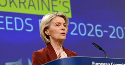 Copertina di Von der Leyen e Germania provano a tenere unita un’Ue spaccata sugli asset russi. L’appello di Berlino: “Condividiamo i rischi economici”