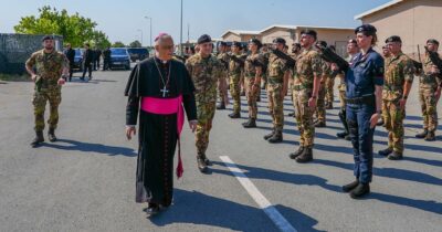 Copertina di Cappellani militari, per la Cei il ruolo va rivisto: “Meno legati all’esercito per parlare più di pace”. Gradi e stipendi: chi è oggi il sacerdote “in divisa”