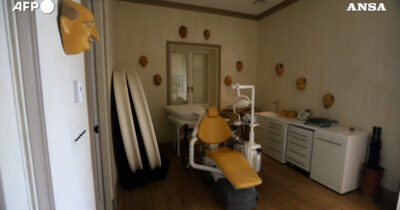 Copertina di Sull’isola degli orrori di Epstein, la villa e la stanza con l’inquietante poltrona da dentista: i video inediti