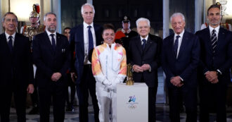 Milano-Cortina, la fiamma olimpica arriva da Mattarella. La tedofora Paolini: "Privilegio"