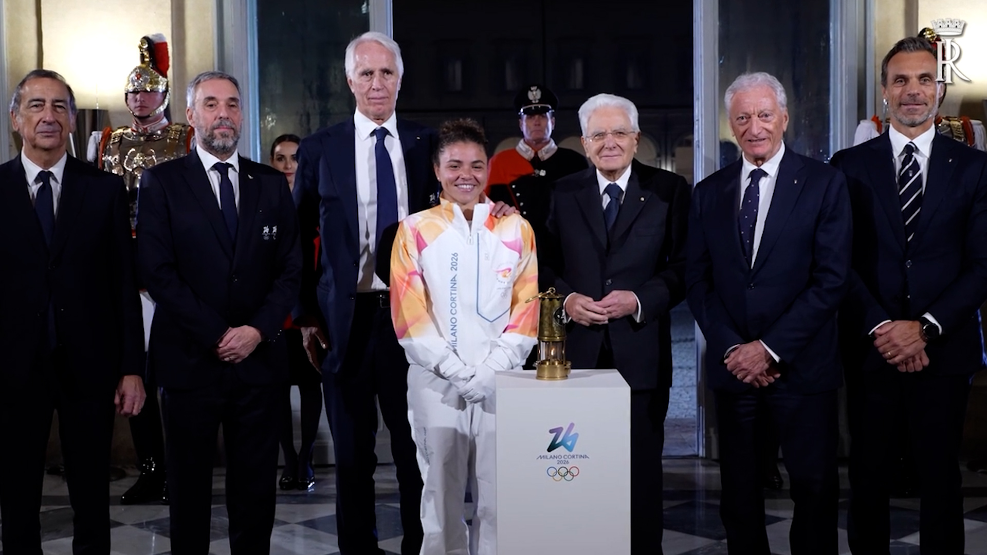 Milano Cortina, la fiamma olimpica arriva al Quirinale accolta da Mattarella. La tedofora Paolini: “Un privilegio”
